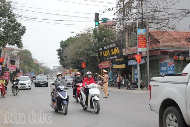 Phân luồng từ xa giảm ùn tắc các tuyến đường vào chùa Hương ảnh 1